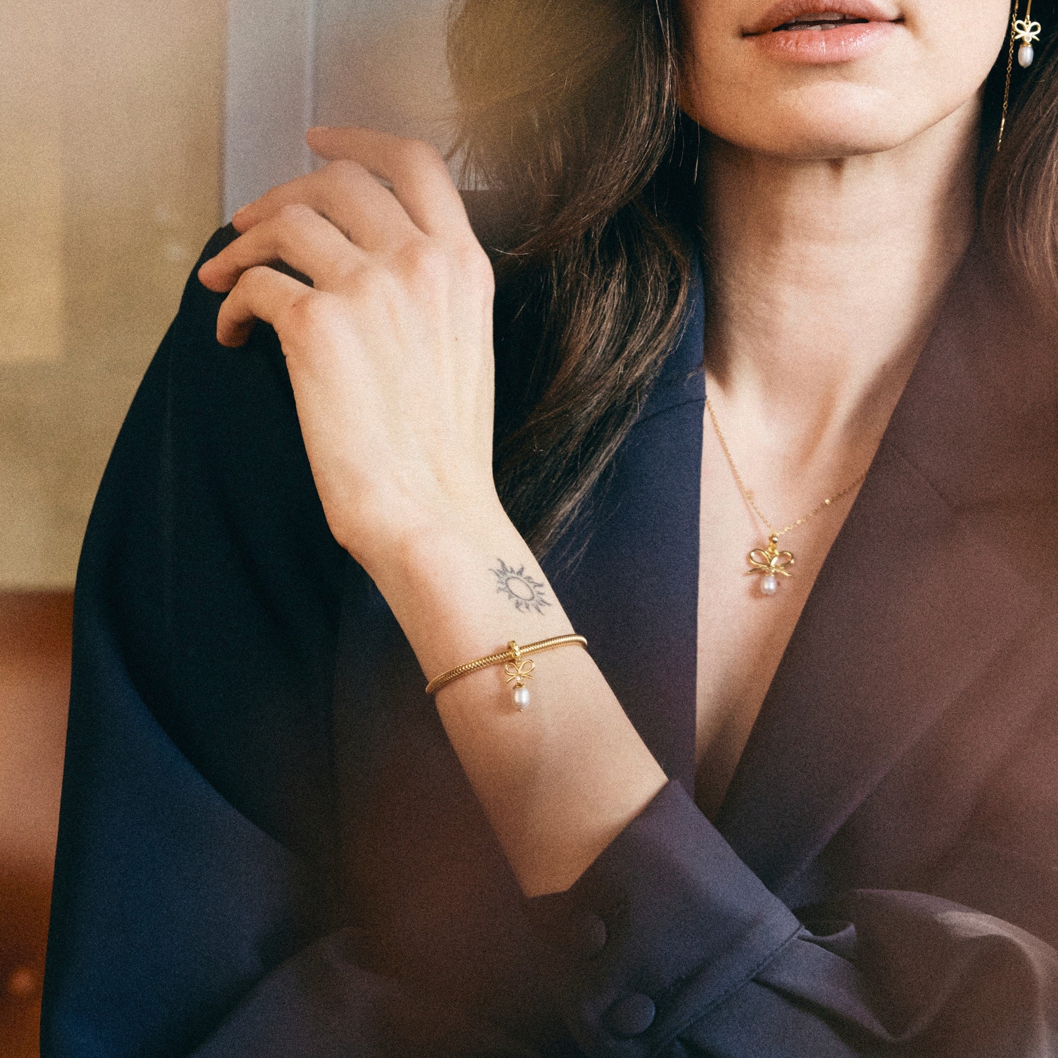 Charms armbånd og halskæde med vedhæng i forgyldt